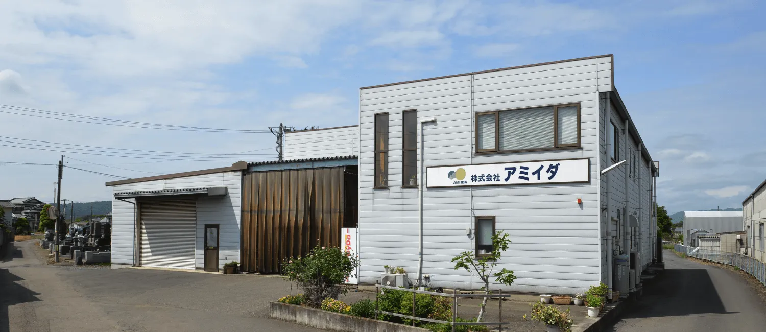 円筒研削盤が稼働するラインの様子