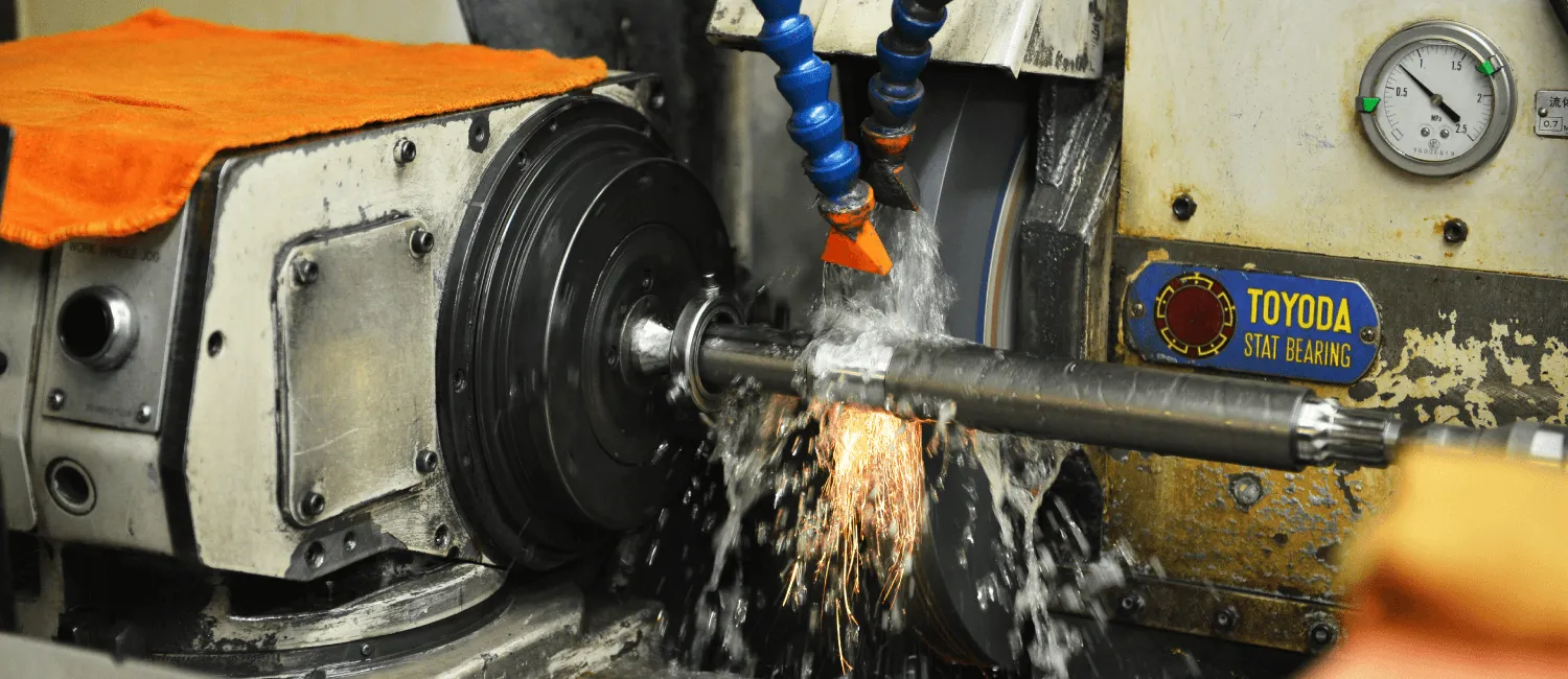 高精度測定機でワークを検査するシーン