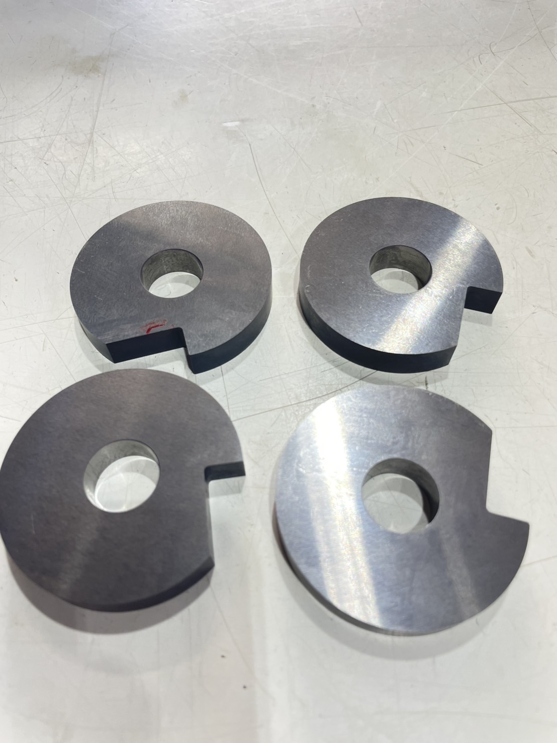 サーメット（TN3）製サーキュラーバイトの内面研削｜ダイヤモンド砥石で5μm精度を実現